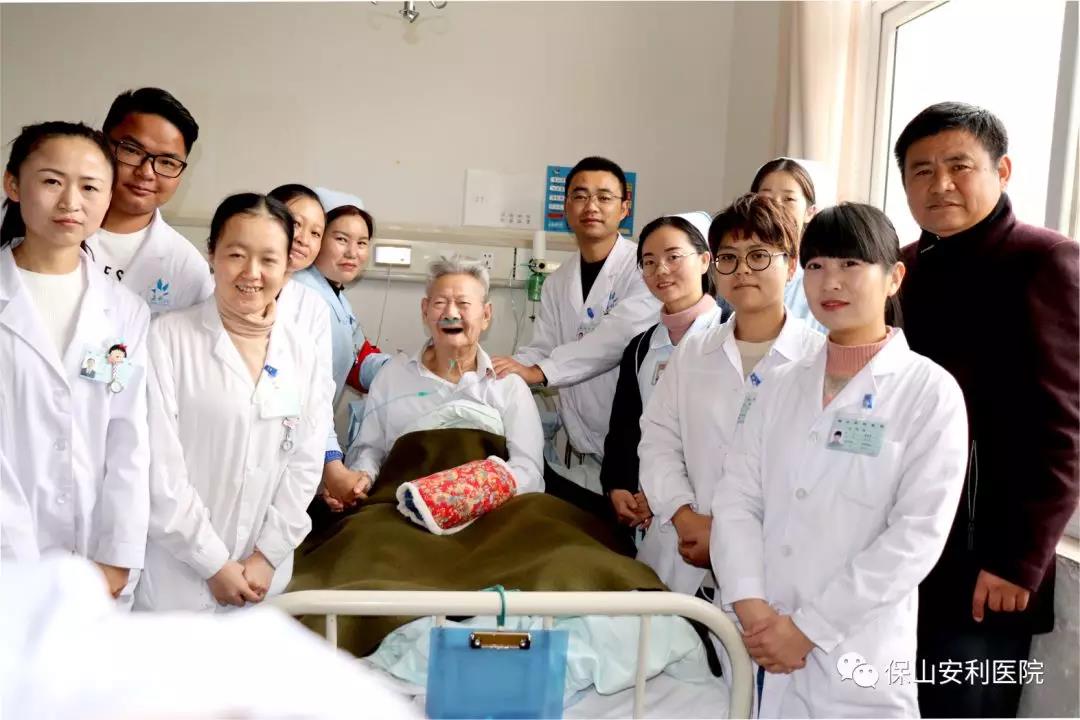 97歲八路老戰(zhàn)士身患多種疾病，常年住院視醫(yī)院為家，醫(yī)護(hù)為親人