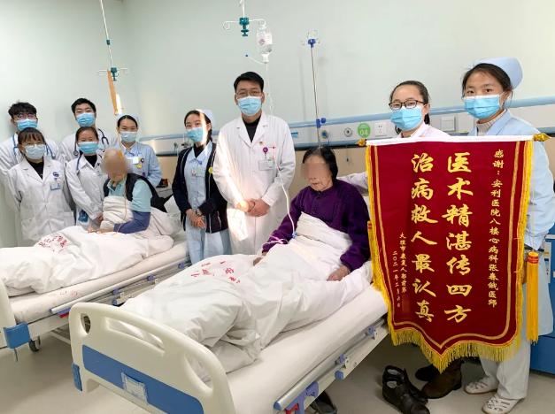 溫暖的陪伴、細(xì)心的照顧，兩位老人感恩贈(zèng)錦旗！