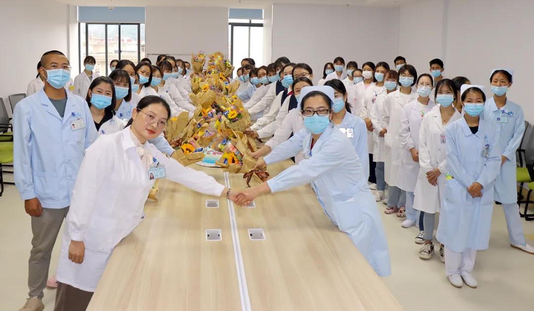 【保山安利醫(yī)院】雙節(jié)同慶，用祝福和鮮花感謝默默付出的治療師和教師們