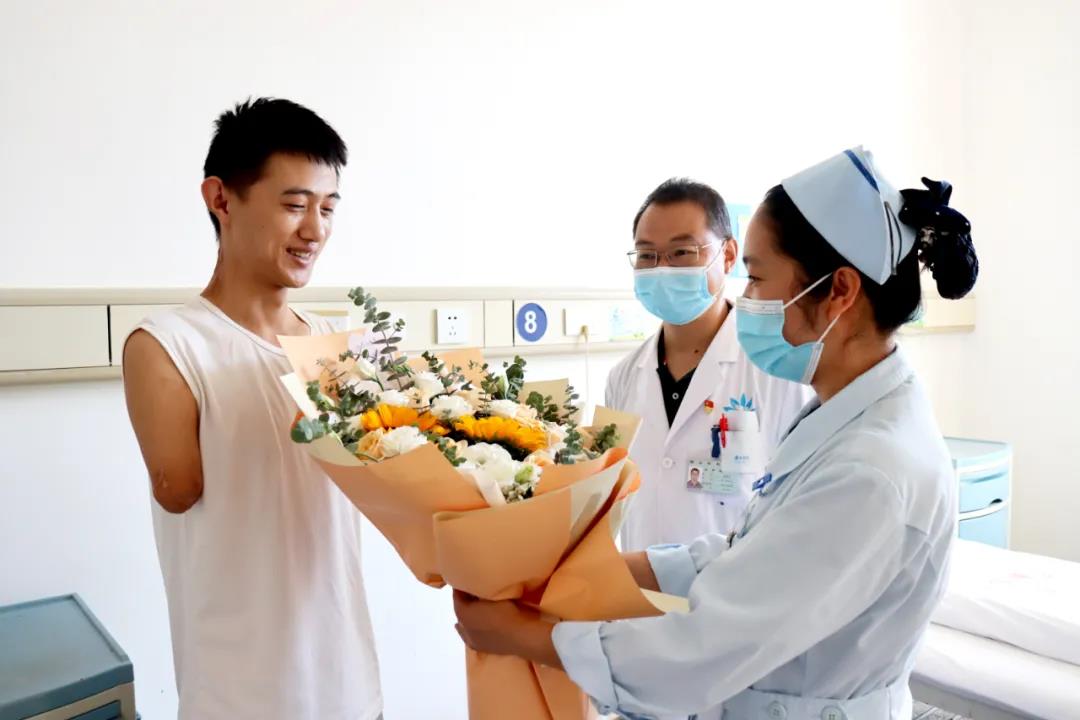 【保山安利醫(yī)院】雖然失去了雙臂，但他用堅(jiān)強(qiáng)、樂觀的態(tài)度讓生活充滿陽光！