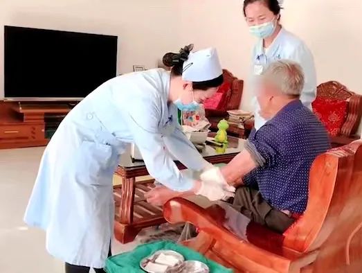 【保山安利醫(yī)院】82歲爺爺與老伴居家，在院手術后換藥不便，居家護理上門服務解難題