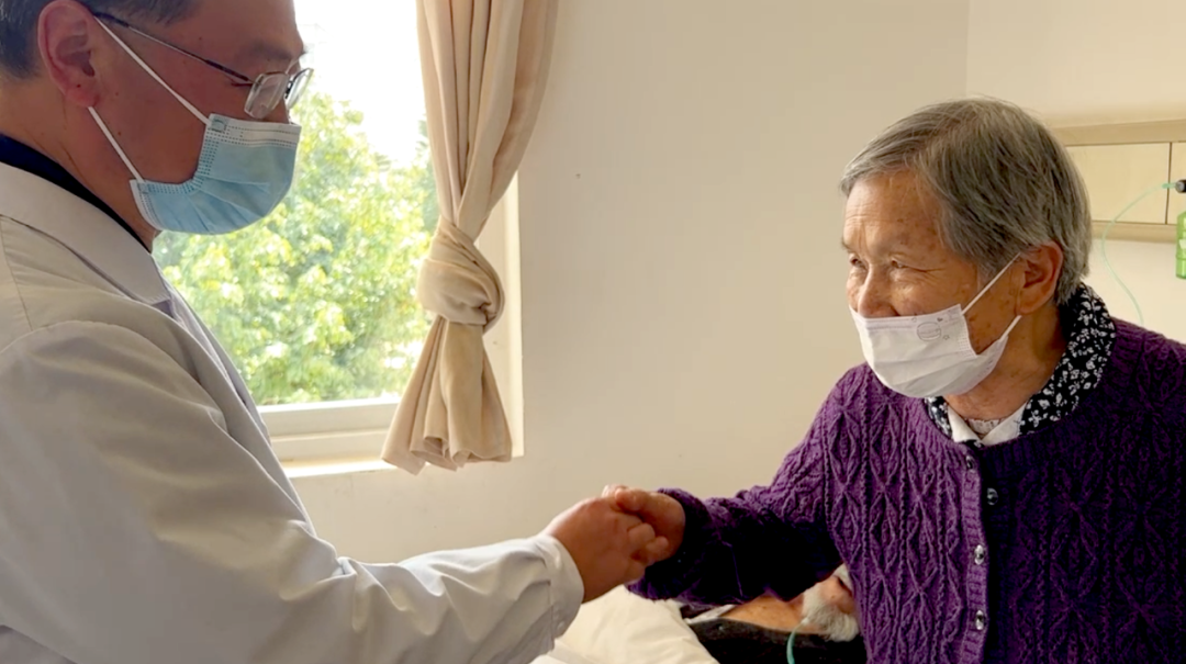 【保山安利醫(yī)院】百歲老人15年后再次到院做手術(shù)，老伴深表謝意“感謝你們給了他第二次生命”！